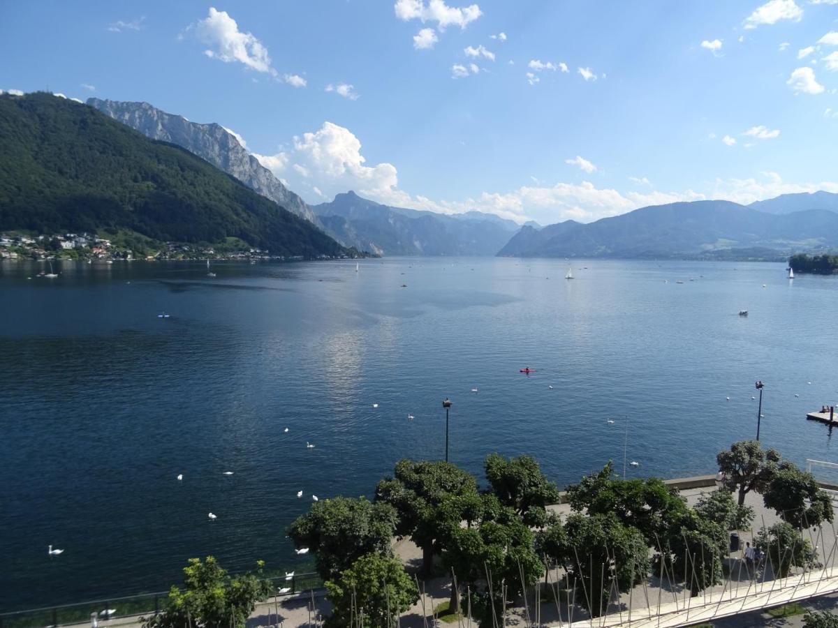 Fantastic And Mountain View, First Row Lakeside Apartment *